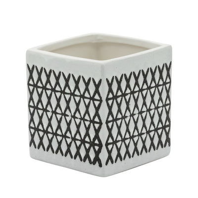 Ceramic Square 4" Criss-Cross Pattern Pen Holder - Black and White|Porte-crayon carré de 4 po en céramique à motif quadrillé - noir et blanc