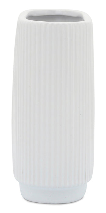 Vase strié en céramique blanche de 8 po