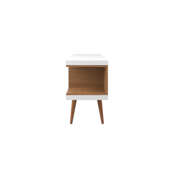 Meuble pour téléviseur Utopia de Manhattan Comfort de 53,14 po avec pattes évasées en bois et 4 tablettes - blanc lustré et crème d'érable