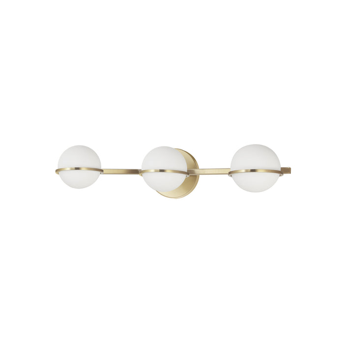 Lumière de coiffeuse Sofia de Dainolite en verre blanc opale, avec fini laiton vieilli et 3 ampoules