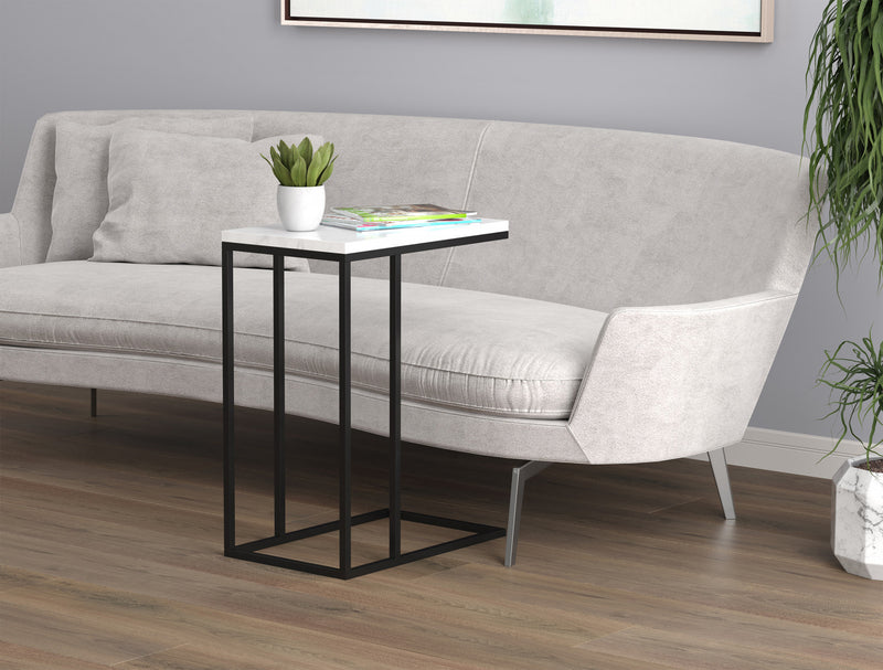 Table de bout en forme de C de 19 po en marbre et métal noir avec armature en métal - multicolore