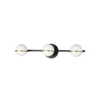 Lumière de coiffeuse Sofia de Dainolite en verre blanc opale, avec fini noir mat et laiton vieilli, et 3 ampoules