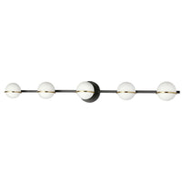 Lumière de coiffeuse Sofia de Dainolite en verre blanc opale, avec fini noir mat et laiton vieilli, et 5 ampoules