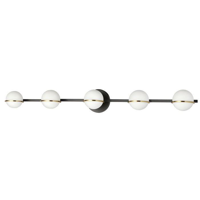 Lumière de coiffeuse Sofia de Dainolite en verre blanc opale, avec fini noir mat et laiton vieilli, et 5 ampoules