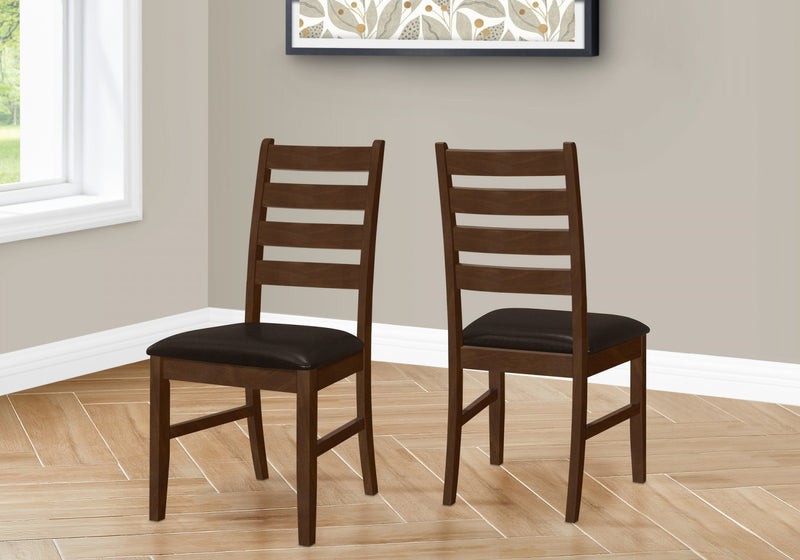 Ensemble de 2 chaises de salle à manger de style transitionnel avec bois massif brun et apparence cuir brun pour la salle à manger et la cuisine