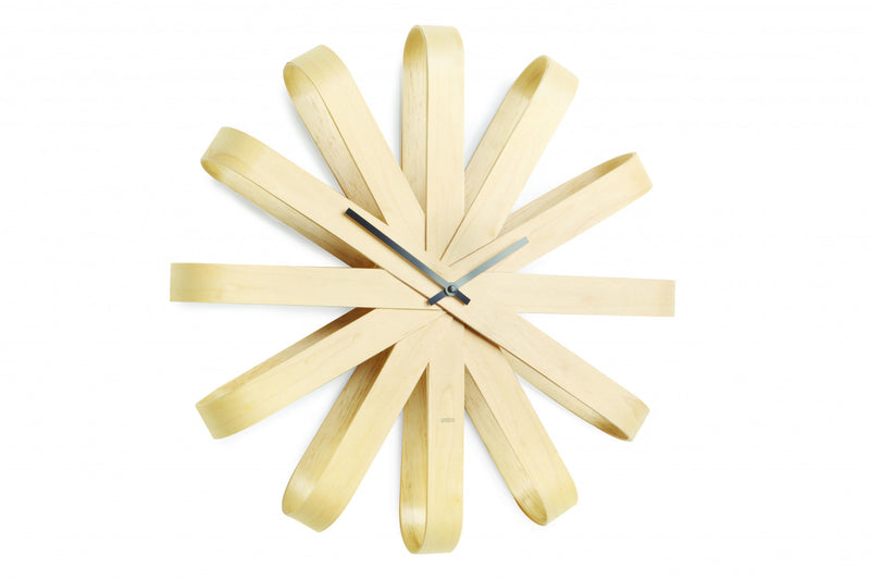 Horloge murale moderne Ribbonwood de Umbra - naturelle