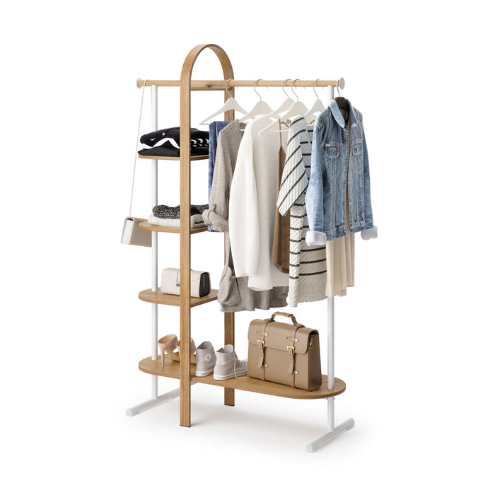 Portemanteau et support à vêtements modernes Bellwood de Umbra en bois - blanc et naturel