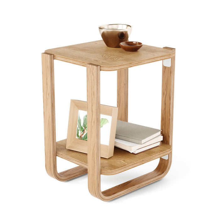 Table de bout et de fauteuil moderne Bellwood de Umbra en bois massif avec tablette - naturelle