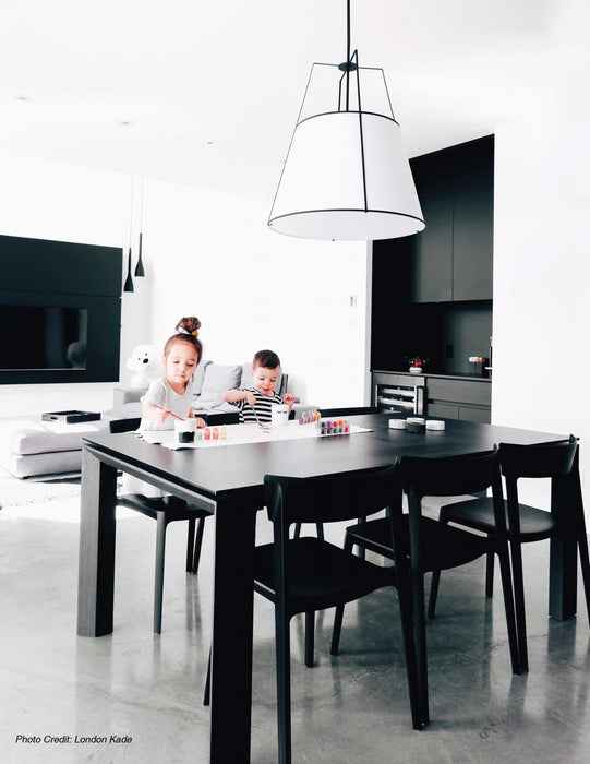 Luminaire suspendu Trapezoid de Dainolite avec abat-jour trapézoïde noir et blanc qui diffuse la lumière, tissu blanc et 3 ampoules