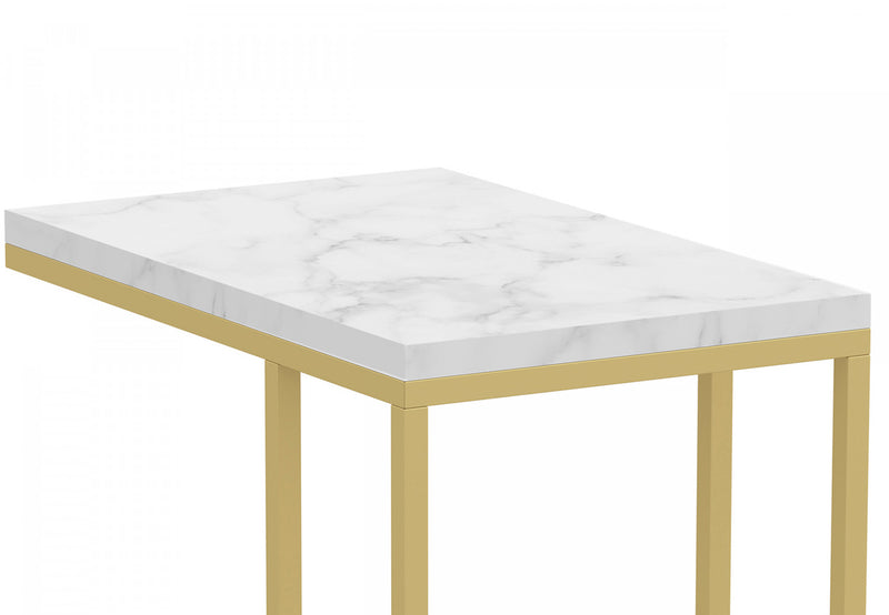 Table de bout en forme de C de 19 po en marbre et métal doré avec armature en métal - multicolore