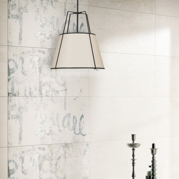 Luminaire suspendu Trapezoid de Dainolite avec abat-jour trapézoïde noir et crème qui diffuse la lumière, tissu blanc et 3 ampoules