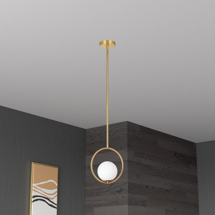 Luminaire suspendu Adrienna de Dainolite en verre blanc opale, avec fini laiton vieilli et 1 ampoule 10 po