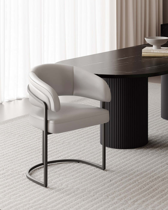 Chaise de salle a manger Augusta moderne en metal et cuir vegetalien, gris clair