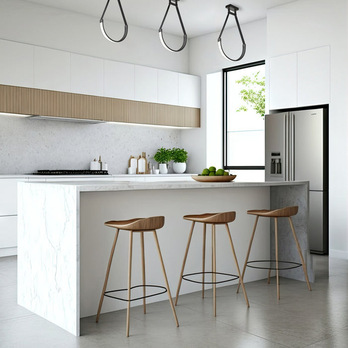 Luminaire suspendu Regan de Dainolite en silicone blanc qui diffuse la lumière, avec fini noir mat et ampoule à DEL de 30 W