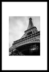 Photographie encadrée de la tour Eiffel vue de dessous - 20 po x 30 po