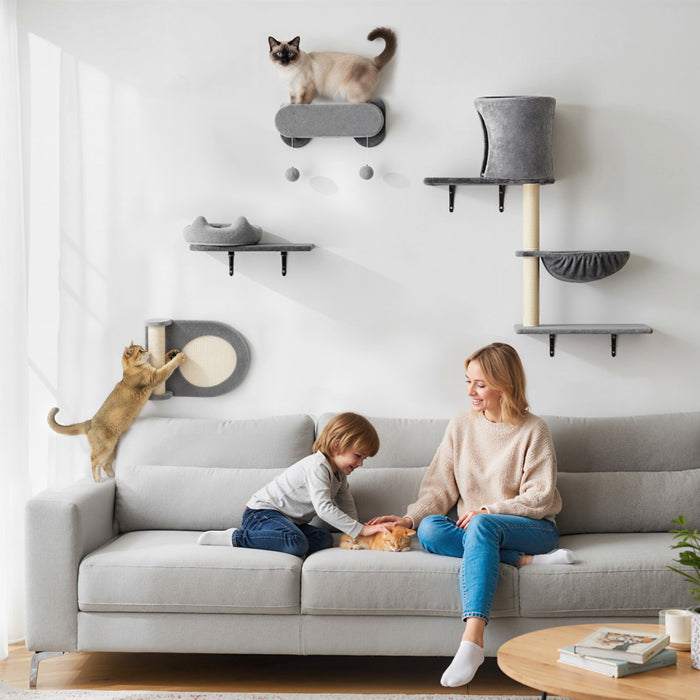 Lit pour chat PawHut d'interieur, grande maison pour chat avec coussin moelleux, griffoir, balle suspendue, niche pour chaton avec entree double, gris