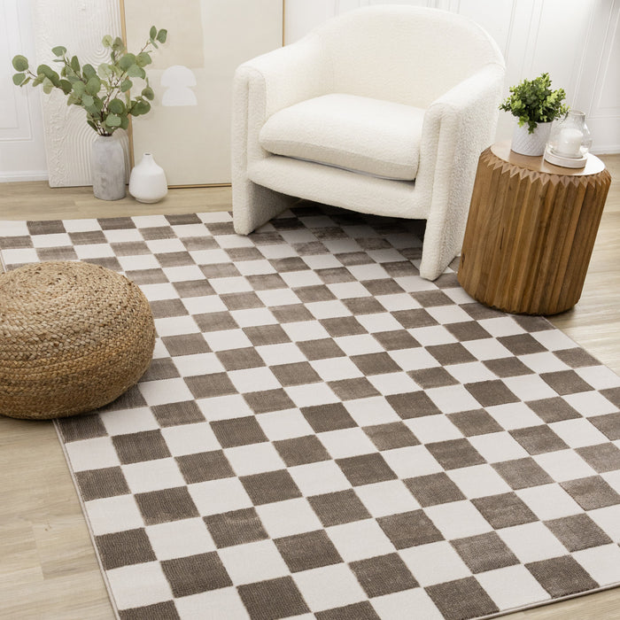 Carpette géométrique Leopold brune et blanche à motif de carreaux - 6 pi 7 po x 9 pi 6 po