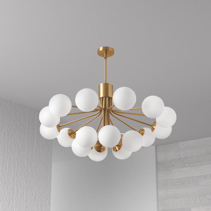 Lustre Amanda de Dainolite en verre blanc opale, avec fini laiton vieilli et 9 ampoules
