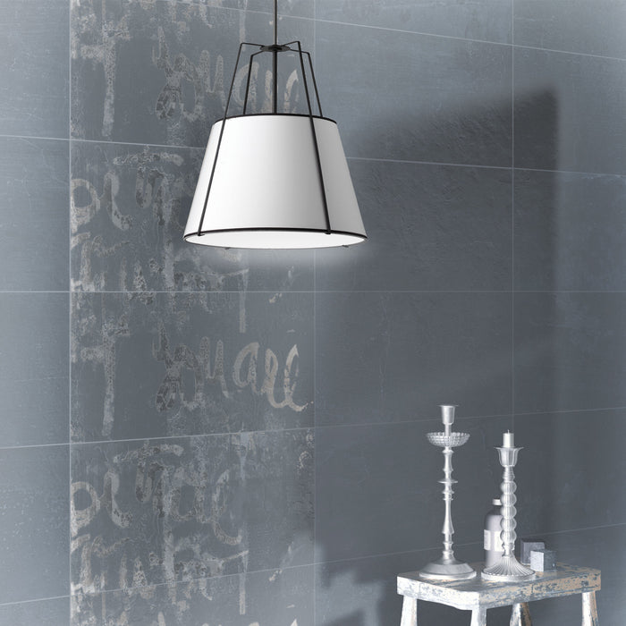 Luminaire suspendu Trapezoid de Dainolite avec abat-jour trapézoïde noir et blanc qui diffuse la lumière, tissu blanc et 3 ampoules