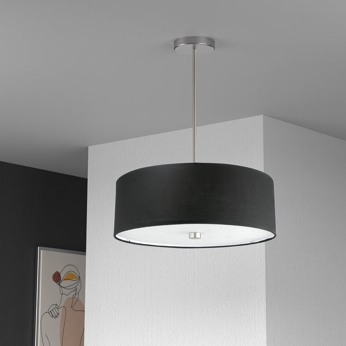 Luminaire suspendu Everly de Dainolite avec abat-jour noir, fini chromé satiné et 4 ampoules