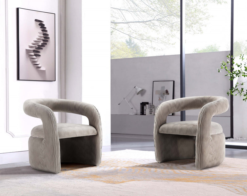 Fauteuil lounge Corvette style milieu du siecle en velours coloris colombe - Lot de 2