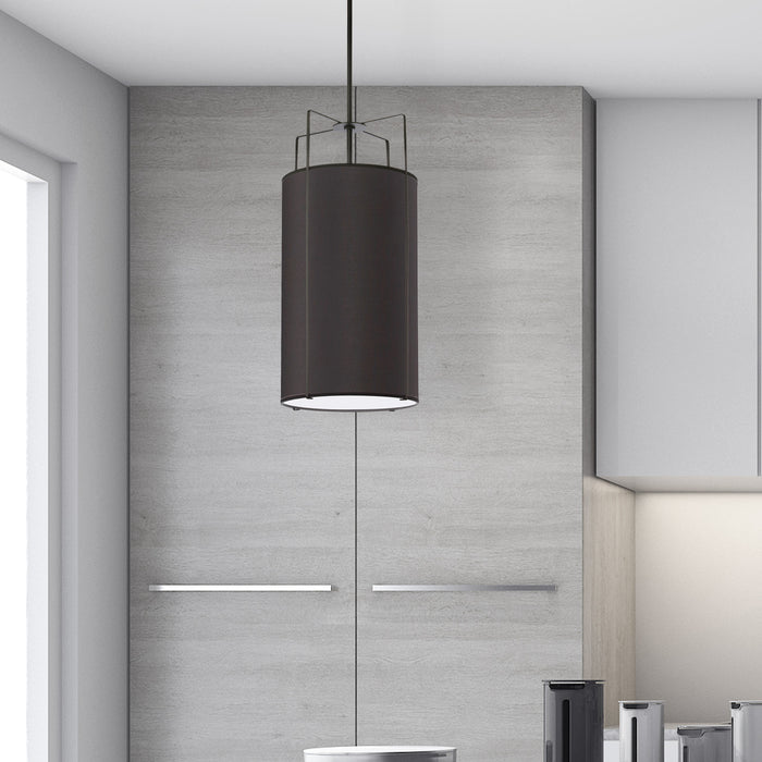 Luminaire suspendu Trapezoid de Dainolite avec abat-jour cylindrique noir qui diffuse la lumière, tissu blanc et 4 ampoules