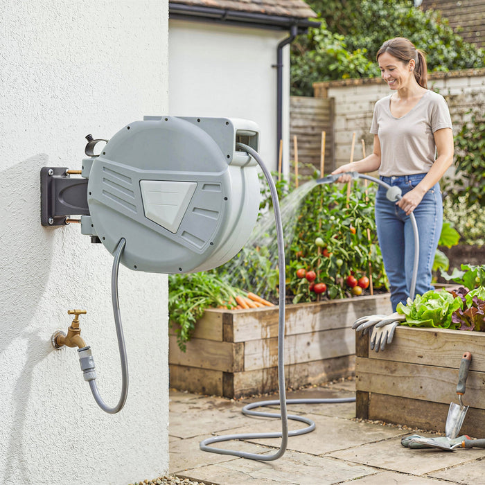 Enrouleur de Tuyau Retractable Outsunny 1/2\" x 20 m, Fixation Murale, Gris