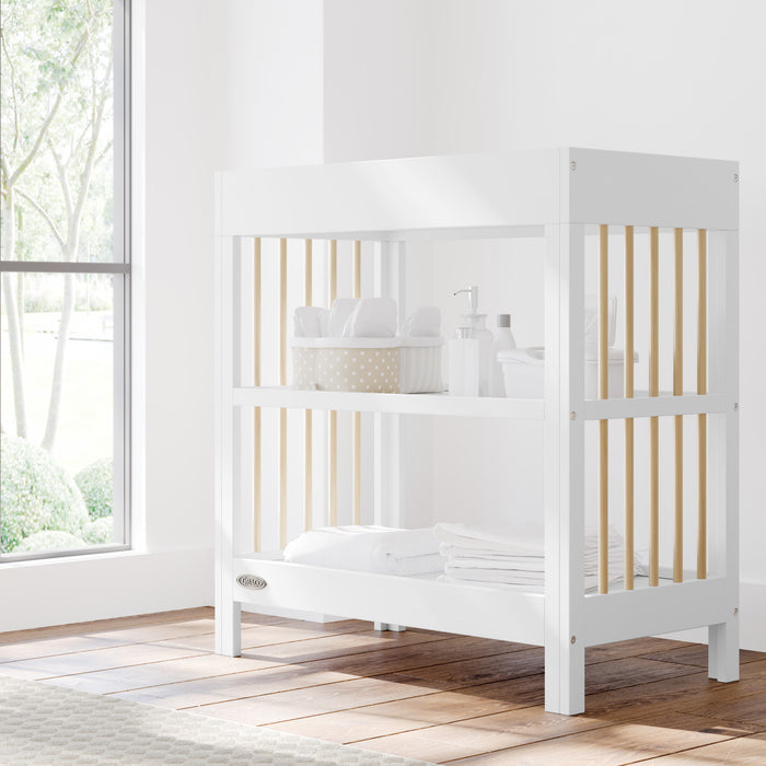 Graco Teddi Table a langer avec matelas a langer resistant a l’eau - Blanc avec bois clair