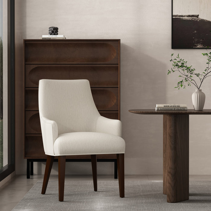 Fauteuil moderne en bois Beever avec accoudoirs en chenille creme