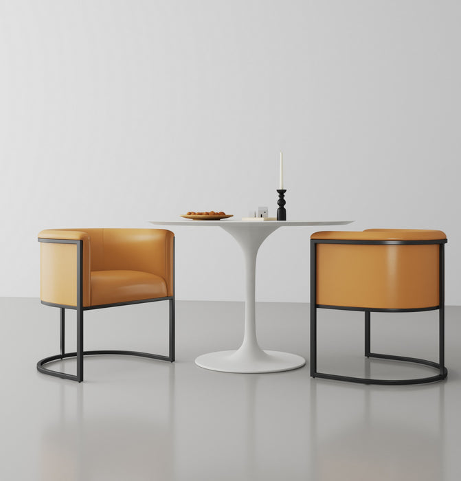 Chaise de salle a manger moderne mi-siecle cosmopolite en cuir vegetalien et metal couleur camel - Lot de 2