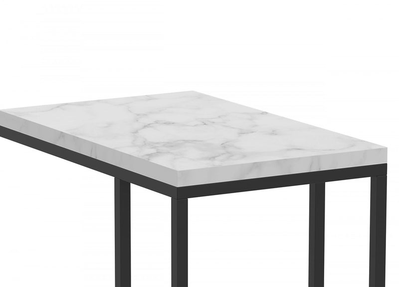 Table de bout en forme de C de 19 po en marbre et métal noir avec armature en métal - multicolore
