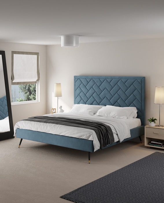 Lit king moderne Crosby en velours bleu capitonne