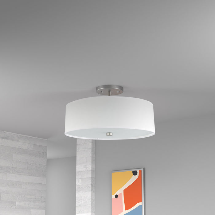 Plafonnier semi-affleuré Everly de Dainolite avec abat-jour blanc, fini chromé satiné et 3 ampoules