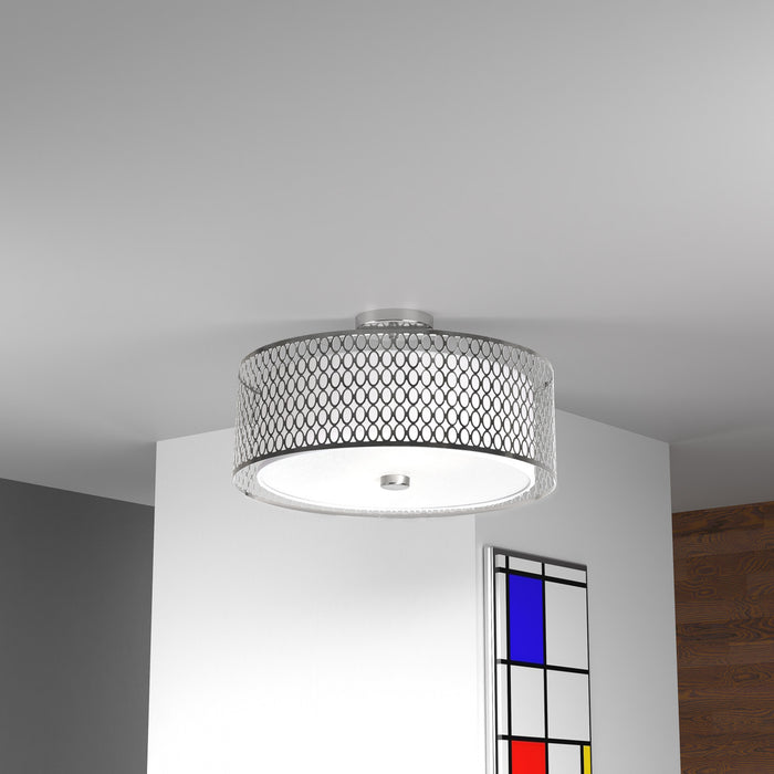 Plafonnier semi-affleuré Kordana de Dainolite avec abat-jour blanc, fini chrome satiné et 3 ampoules