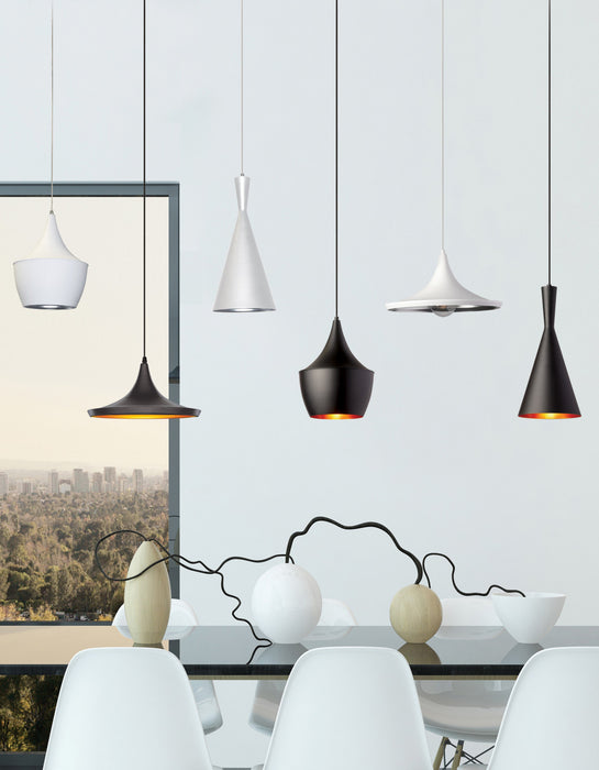 Luminaire suspendu Helsinki de Dainolite en forme de cône, avec intérieur à motif de galets argentés, fini blanc mat et 1 ampoule