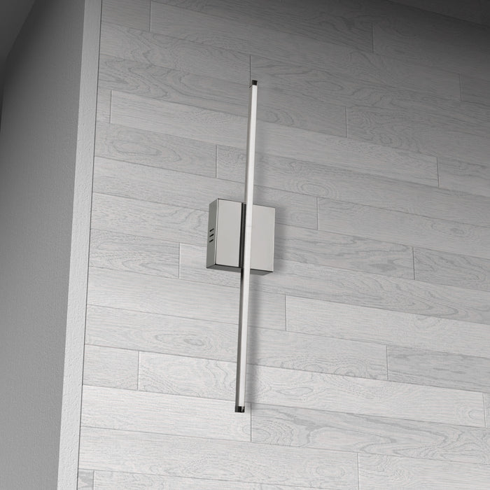Applique murale verticale Array de Dainolite en acrylique blanc qui diffuse la lumière, avec fini chromé poli et ampoule à DEL de 19 W