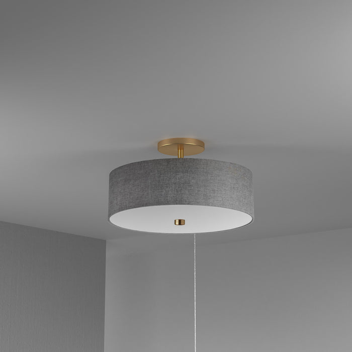 Plafonnier semi-affleuré Everly de Dainolite avec abat-jour gris, fini laiton vieilli et 3 ampoules