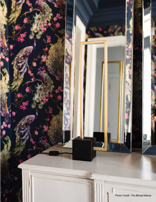 Lampe de table Florence de Dainolite avec base en béton noir mat, fini laiton vieilli et ampoule à DEL de 22 W