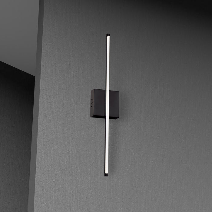 Applique murale verticale Array de Dainolite en acrylique blanc qui diffuse la lumière, avec fini noir mat et ampoule à DEL de 19 W