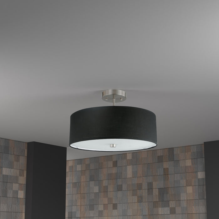 Plafonnier semi-affleuré Everly de Dainolite avec abat-jour noir, fini chromé satiné et 3 ampoules