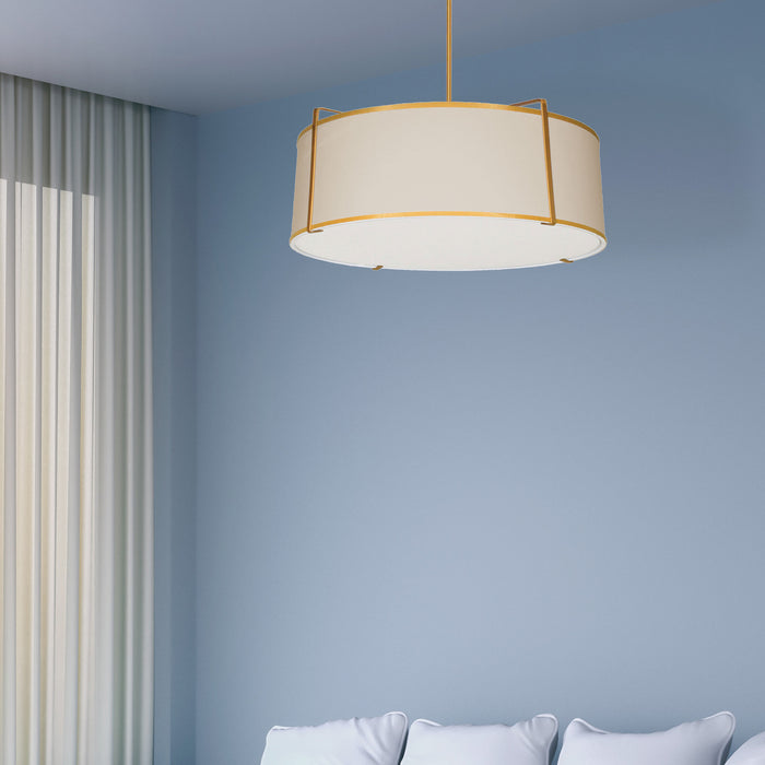 Luminaire suspendu Trapezoid de Dainolite avec abat-jour cylindrique doré et crème qui diffuse la lumière, tissu blanc et 4 ampoules