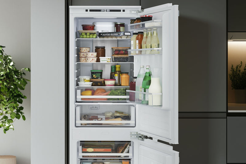 Réfrigérateur Electrolux de 8,6 pi3 et de 21 po de profondeur comptoir à congélateur inférieur - panneau personnalisable - ERBB0920AP