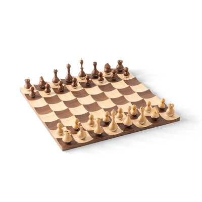 Umbra Walnut Wood Wobble Chess Set|Échiquier Wobble de Umbra en noyer