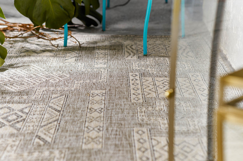 Tapis Transitionnel Nyra 5'3\" x 7'0\" en Gris