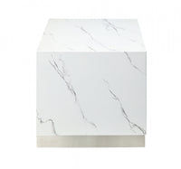 Table basse Aphrodite en faux marbre blanc et argent