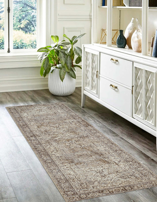 Tapis Traditionnel Selena 2'6\" x 8'0\" en Gris