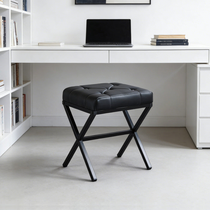 Tabouret d’appoint Liam avec coussin capitonne et pieds en metal, couleur noire