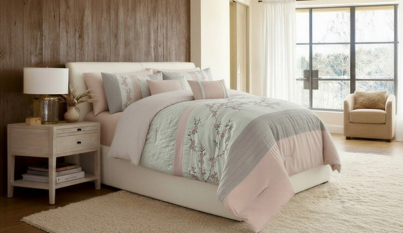 Ensemble Douillette Celina 7 Morceaux Grand Lit avec Broderie Florale et Plis