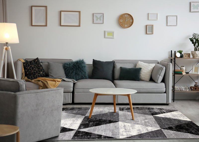 Tapis Covington triangle geometrique noir blanc gris vieilli, 5'3\" x 7'7\"