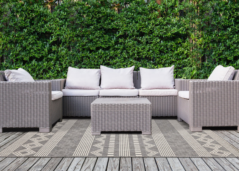 Tapis Jackson gris blanc a motifs en rangees, 6'7\" x 9'6\"